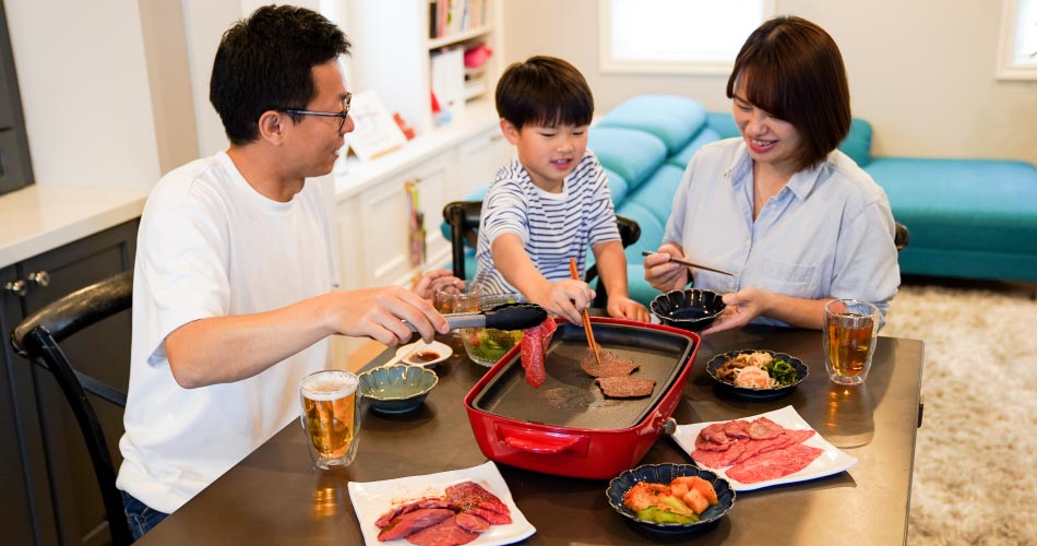 自宅で焼肉を楽しむ家族