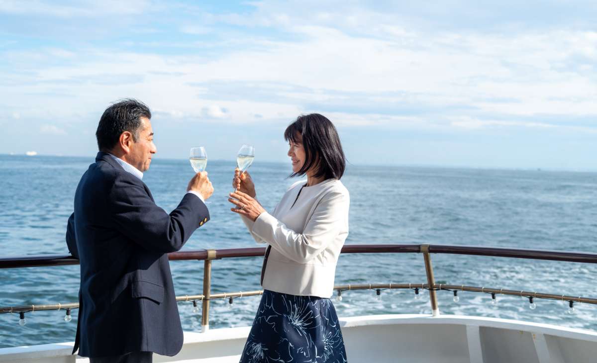 優雅な空間、絶景、食事を存分に味わうクルージング体験